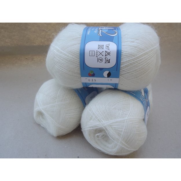 Angora2- 50% Mohair (moheris), 30% Acrylic ( akrilanas), 20% Virgin wool (jauna vilna), 100gr/ 750m, Nr 025