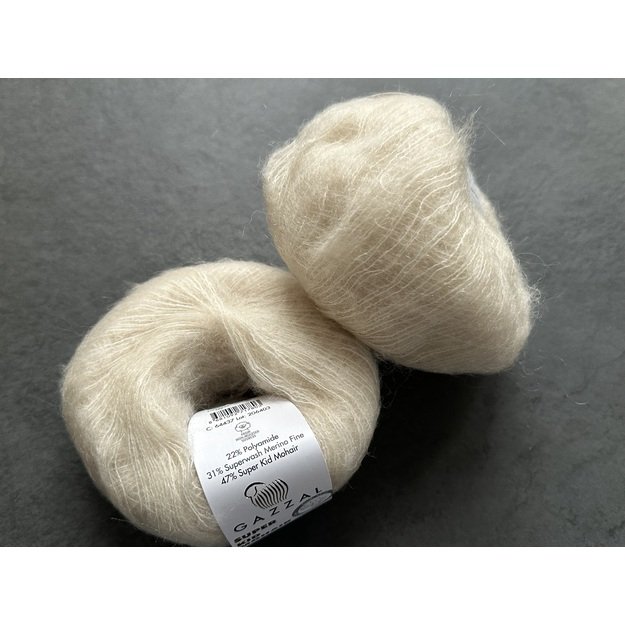 SUPER KID MOHAIR Gazzal- 22% polyamide, 31% superwash Merino fine, 47% super kid mohair, 25gr/ 237m, Nr 64437