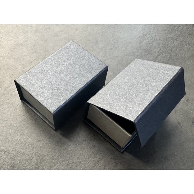 Dovanų dėžutė papuošalams su magnetu- 70x45x30 mm, grafito-sidabro sp.